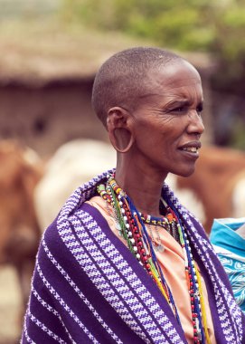 Masai Mara, Kenya-Mayıs 14: Portre bir Afrikalı kadın kamera, yerel halkın, Masai Mara National Park yakınındaki günlük yaşam Dergisi'nin isteyen Masai Mara kabile Köyü