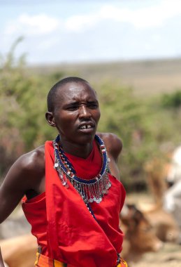 Masai Mara, Kenya-Mayıs 14:portrait Afrika bir adama kamera e, yerel halkın, Masai Mara National Park yakınındaki günlük yaşamın bir daha gözden geçirme için gülümseyen Masai Mara kabile Köyü