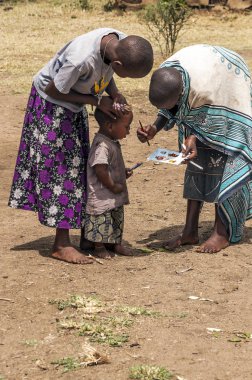 Masai Mara, Kenya-Mayıs 14: Portre Masai Mara kabile köyü kamera, yerel halkın, Masai Mara National Park yakınındaki günlük yaşamın bir daha gözden geçirme için gülümseyen bir Afrikalı kadınlar üzerinde