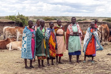 Masai Mara, Kenya-Mayıs 14: Portre Masai Mara kabile köyü kamera, yerel halkın, Masai Mara National Park yakınındaki günlük yaşamın bir daha gözden geçirme için gülümseyen bir Afrikalı kadınlar üzerinde