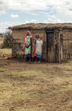 Masai Mara, Kenya-Mayıs 14: Portre Masai Mara kabile köyü kamera, yerel halkın, Masai Mara National Park yakınındaki günlük yaşamın bir daha gözden geçirme için gülümseyen bir Afrikalı kadınlar üzerinde