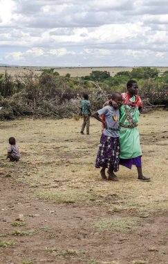 Masai Mara, Kenya-Mayıs 14: Portre Masai Mara kabile köyü kamera, yerel halkın, Masai Mara National Park yakınındaki günlük yaşamın bir daha gözden geçirme için gülümseyen bir Afrikalı kadınlar üzerinde