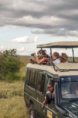 Kenya Nairobi - Mayıs 2014. Bulutlu bir günde Kenya turistlerin safari araba