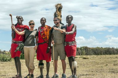 Masai Mara, Kenya - 2014 olabilir. Yarışmalarda geleneksel yüksek atlama turist ile kültürel törenler bir parçası olarak ve ulusal parkta tanımlanamayan Masai savaşçıları katılmak