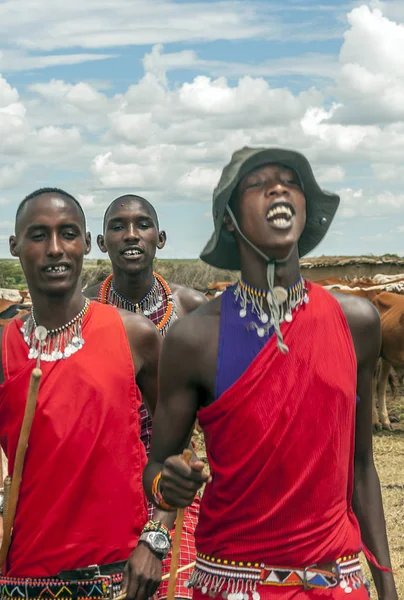 马赛马拉 肯尼亚 5月14日 在马赛马拉国家公园附近 一名非洲男子在放领口时微笑着拍照 回顾当地人民的日常生活 — 图库照片