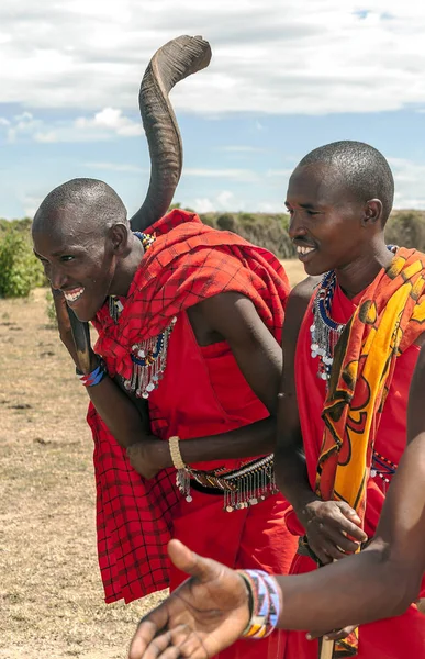 Masai Mara Kenia Mayo 2014 Guerreros Masai Dando Bienvenida Turista — Foto de Stock