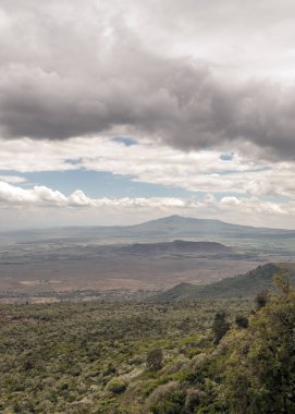 Bulutlu bir günde Kenya dağları