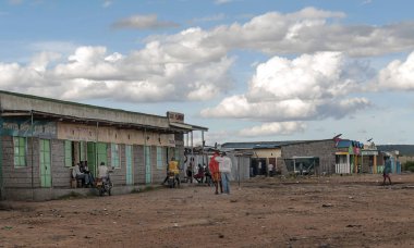 Naivasha, Kenya - Mayıs, 2014: Yayalar Naivasha Kenya, tipik alışveriş sokak sahne