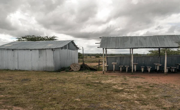 在阴天 肯尼亚一个村庄的房屋成了废墟 — 图库照片