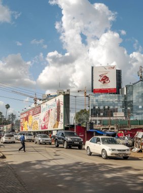 Nairobi, Kenya - Mayıs 2014.Street sahne Nairobi. Arabalar ve insanlar sokakta. Arka planda orada binalar, dükkanlar ve reklam panoları.
