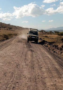 Serengeti, Tanzanya - 2014 olabilir. Turist jeep safari Tanzanya Milli Parkı'nın yol. Traying bkz: hayvanlar.