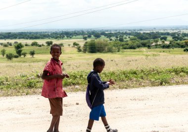 Arusha, Tanzanya - 2014 olabilir. Çocuk Afrika yüz kötü yaşam koşulları ve sağlık sorunları grubudur. Ancak, onlar are meraklı, neşeli ve oynamak için istekli.