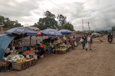 Arusha, Tanzanya - 21 Eylül 2014: Arusha tipik sokak sahne. Arusha Mount Meru Büyük Rift Vadisi Doğu şubesi ve Arusha Bölge başkenti altında bulunur.