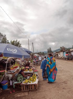 Arusha, Tanzanya - 21 Eylül 2014: Arusha tipik sokak sahne. Arusha Mount Meru Büyük Rift Vadisi Doğu şubesi ve Arusha Bölge başkenti altında bulunur.