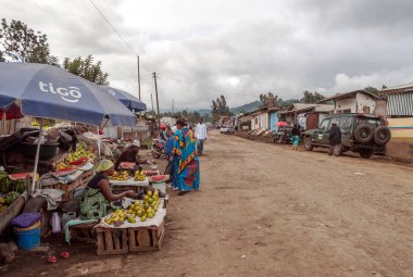 Arusha, Tanzanya - 21 Eylül 2014: Arusha tipik sokak sahne. Arusha Mount Meru Büyük Rift Vadisi Doğu şubesi ve Arusha Bölge başkenti altında bulunur.