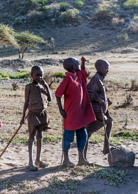 MTO Wa Mbu, Tanzanya - Mayıs 2014: Küçük tanımlanamayan Tanzanya çocuk f Mto Wa Mbu basit ve kirli kıyafetlerle ile giyinmiş