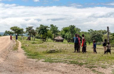 Arusha, Tanzanya - 2014 olabilir. Çocuk Afrika yüz kötü yaşam koşulları ve sağlık sorunları grubudur. Ancak, onlar are meraklı, neşeli ve oynamak için istekli.