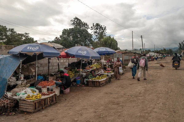 Arusha, Tanzanya - 21 Eylül 2014: Arusha tipik sokak sahne. Arusha Mount Meru Büyük Rift Vadisi Doğu şubesi ve Arusha Bölge başkenti altında bulunur.