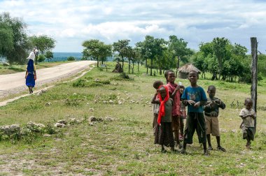 Arusha, Tanzanya - 2014 olabilir. Çocuk Afrika yüz kötü yaşam koşulları ve sağlık sorunları grubudur. Ancak, onlar are meraklı, neşeli ve oynamak için istekli.