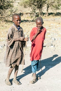 Arusha, Tanzanya - 2014 olabilir. Çocuk Afrika yüz kötü yaşam koşulları ve sağlık sorunları grubudur. Ancak, onlar are meraklı, neşeli ve oynamak için istekli.