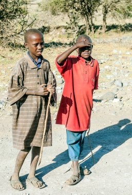 Arusha, Tanzanya - 2014 olabilir. Çocuk Afrika yüz kötü yaşam koşulları ve sağlık sorunları grubudur. Ancak, onlar are meraklı, neşeli ve oynamak için istekli.