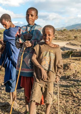 Arusha, Tanzanya - 2014 olabilir. Çocuk Afrika yüz kötü yaşam koşulları ve sağlık sorunları grubudur. Ancak, onlar are meraklı, neşeli ve oynamak için istekli.