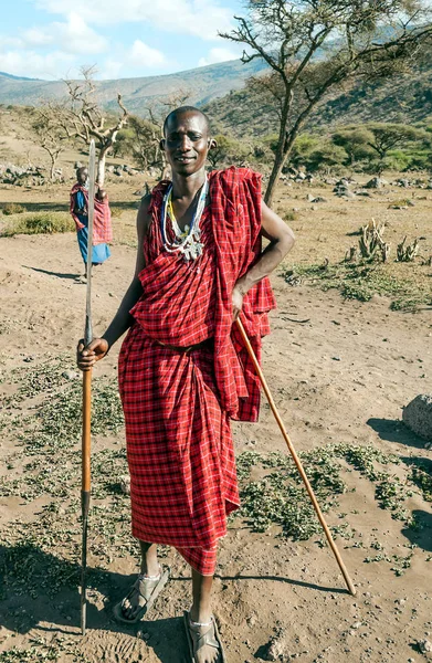 坦桑尼亚塞伦盖蒂 马赛马拉部落村一名非洲男子的画像 他微笑着拍照 在塞伦盖蒂国家公园附近回顾当地人民的日常生活 — 图库照片