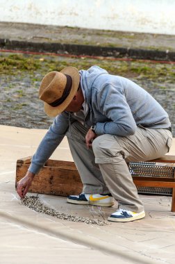 La Orotava İspanya - Haziran 2014. Corpus Christi günde çiçek halı üzerinde kasabanın insanları.