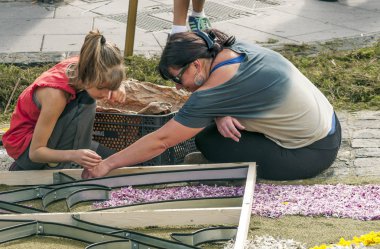 La Orotava İspanya - Haziran 2014. Corpus Christi günde çiçek halı üzerinde kasabanın insanları.