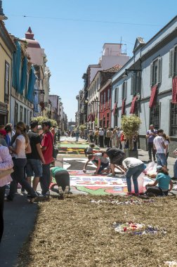 La Orotava İspanya - Haziran 2014. Corpus Christi günde çiçek halı üzerinde kasabanın insanları.