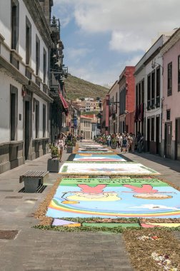La Orotava İspanya - Haziran 2014. Corpus Christi günde çiçek halı üzerinde kasabanın insanları.
