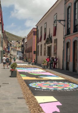 La Orotava İspanya - Haziran 2014. Corpus Christi günde çiçek halı üzerinde kasabanın insanları.