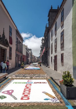 La Orotava İspanya - Haziran 2014. Corpus Christi günde çiçek halı üzerinde kasabanın insanları.