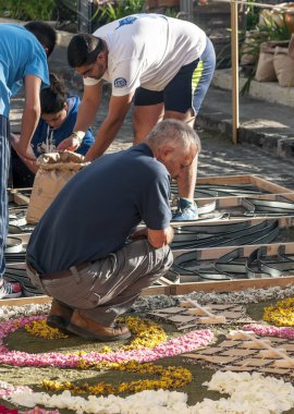 La Orotava İspanya - Haziran 2014. Corpus Christi günde çiçek halı üzerinde kasabanın insanları.
