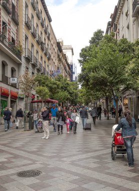 Madrid İspanya - Nisan 2014. Anonim insanlar merkezi Madrid, İspanya'nın başkenti sokaklarında yürüyüş.