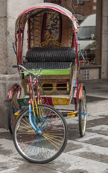 带座位带游客的自行车 — 图库照片