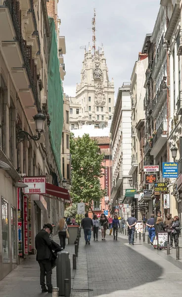 Madrid İspanya - Nisan 2014. Anonim insanlar merkezi Madrid, İspanya'nın başkenti sokaklarında yürüyüş.
