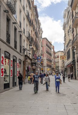 Madrid İspanya - Nisan 2014. Anonim insanlar merkezi Madrid, İspanya'nın başkenti sokaklarında yürüyüş.