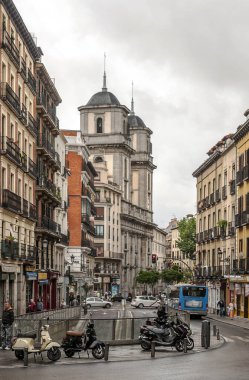 Madrid İspanya - Nisan 2014. Anonim insanlar merkezi Madrid, İspanya'nın başkenti sokaklarında yürüyüş.