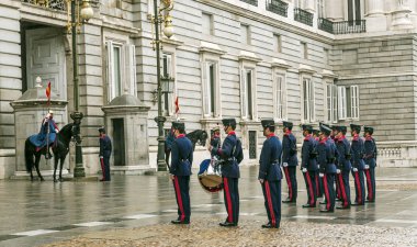 Madrid İspanya - Nisan 2014. Madrid, İspanya'nın başkenti Saray dışında oluşturan gerçek koruma.