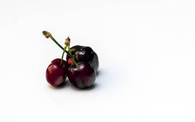 Beyaz arka plan tarafından çevrili kiraz