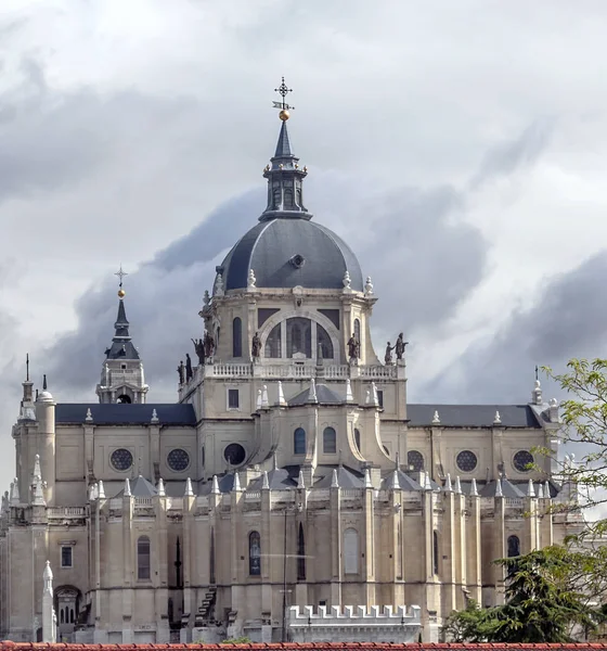 Madrid Güneşli Bir Neoklasik Tarzda Almudena Katedrali — Stok fotoğraf