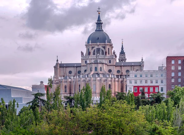 Madrid Güneşli Bir Neoklasik Tarzda Almudena Katedrali — Stok fotoğraf