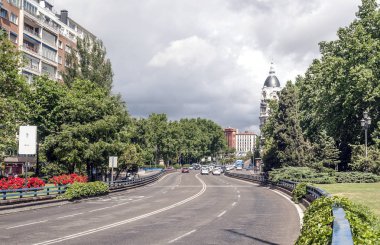 Madrid İspanya - Nisan 2014. Madrid, İspanya'nın başkenti Saray dışında oluşturan gerçek koruma.