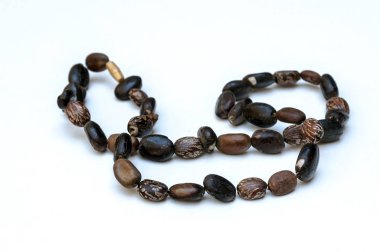 Beyaz arka plan tarafından çevrili Masai kolyeler