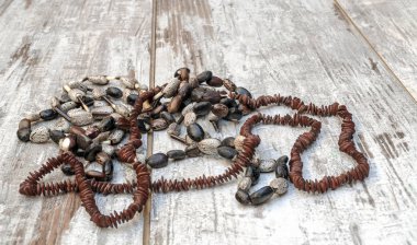 Rustik arka tarafından çevrili Masais kolye