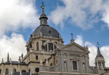 Madrid güneşli bir neoklasik tarzda Almudena Katedrali