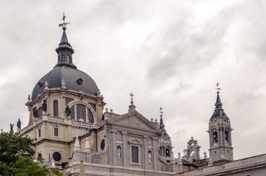Madrid güneşli bir neoklasik tarzda Almudena Katedrali