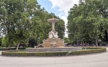 Madrid İspanya - Nisan 2014. Güneşli bir günde Madrid emeklilik parkta yürürken anonim turist