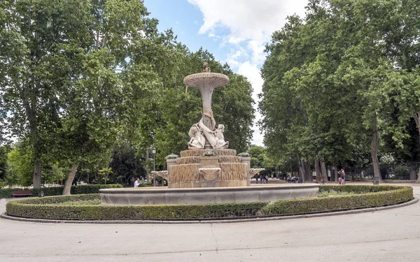 Madrid España Mayo 2014 Turistas Anónimos Caminando Por Parque Retiro — Foto de Stock